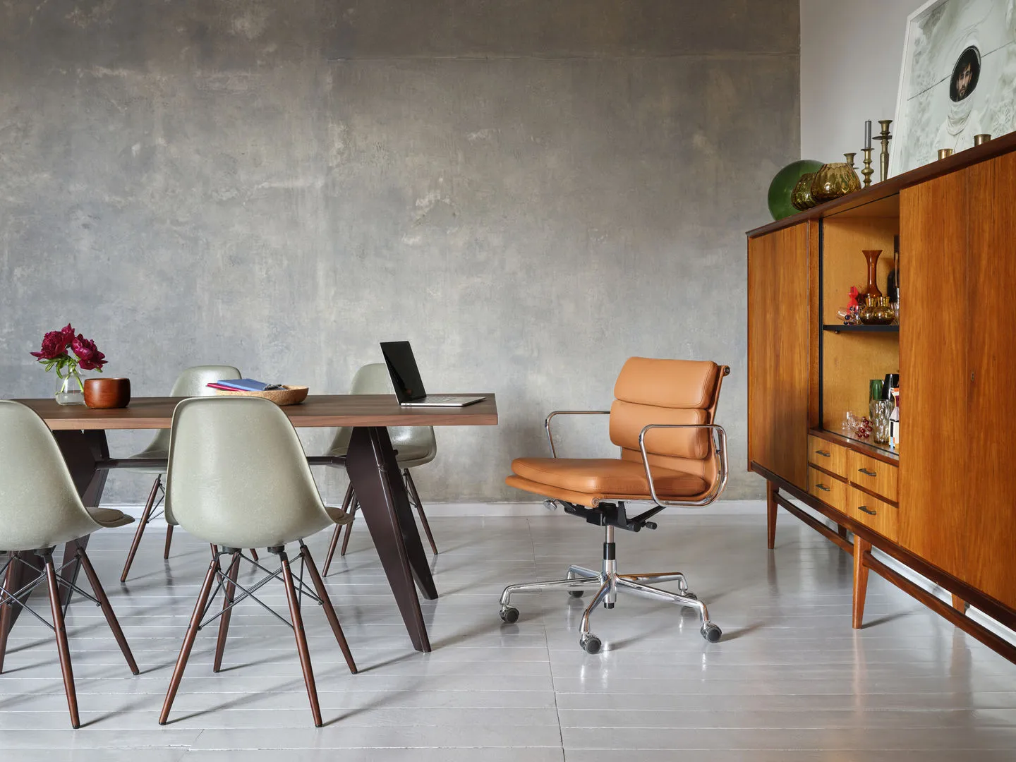 Eames Fiberglass Chairs DSW stol, parchment, brunbetsade lönnben Vitra