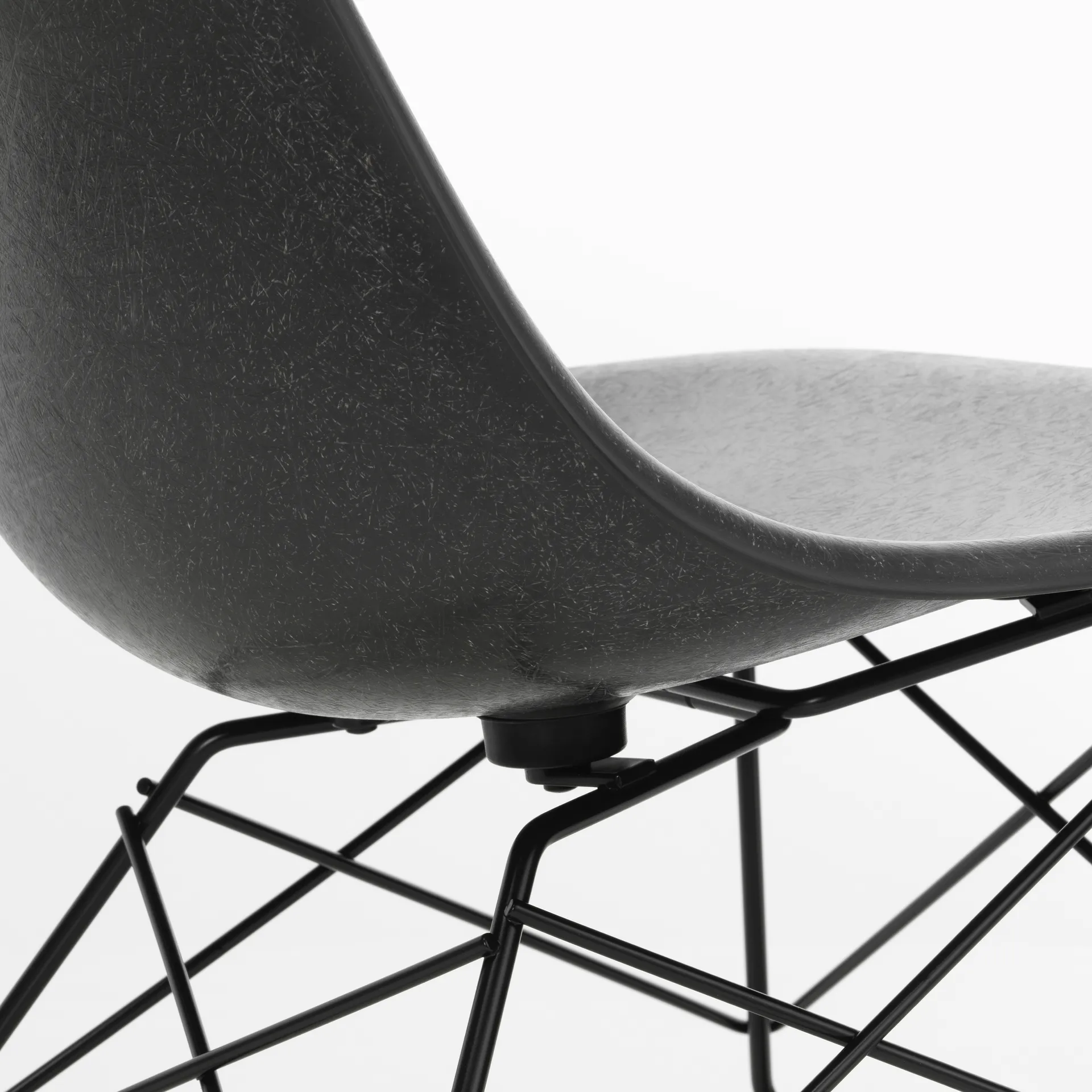 Eames Fiberglass Side Chair LSR loungestol, Elephant hide grey-deep black Vitra