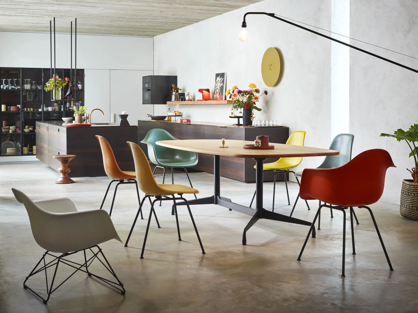 Eames plastic armchair LAR fåtölj, Ice grey-Black Vitra