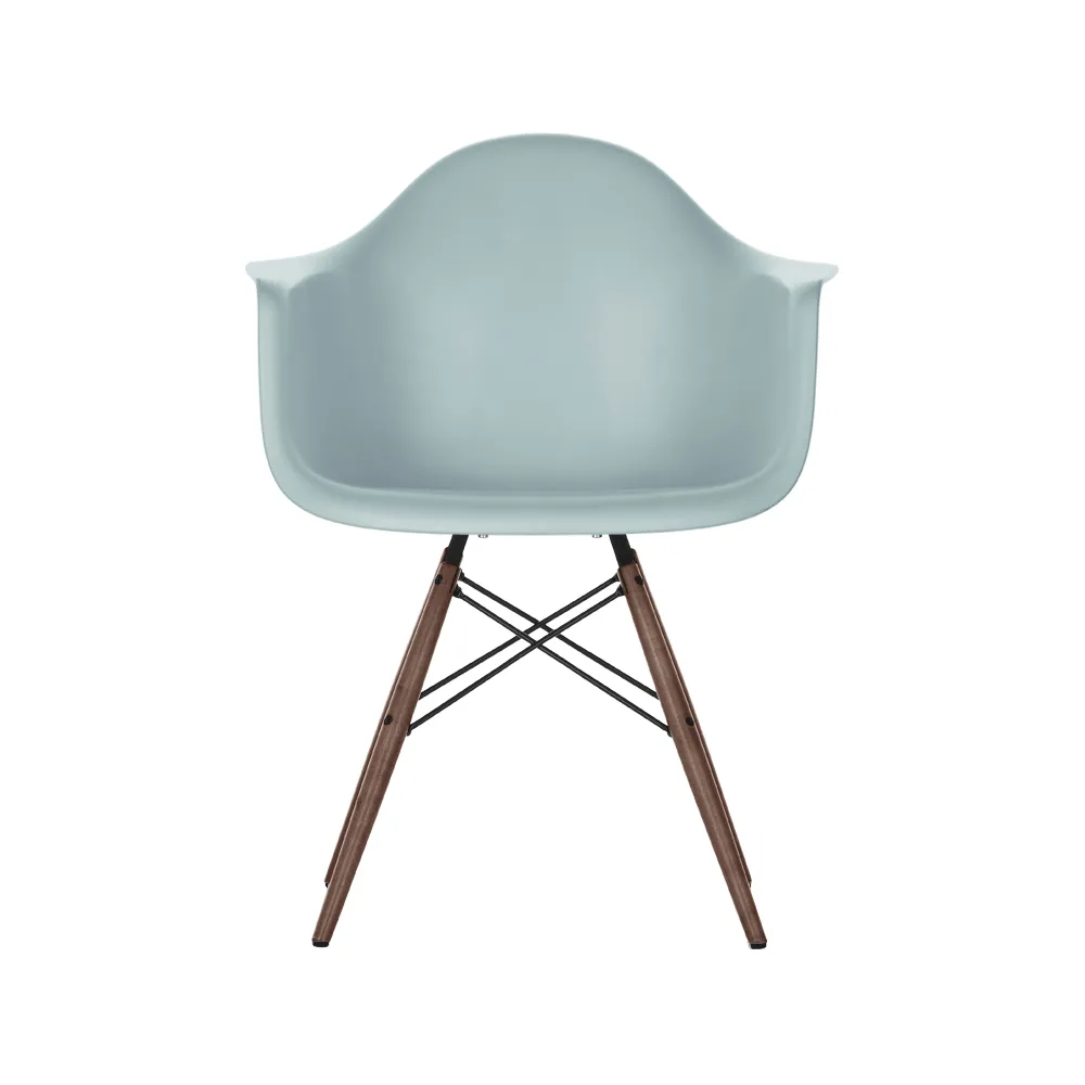 Eames Plastic Armchair RE DAW stol, 23 ice grey-dark maple Vitra