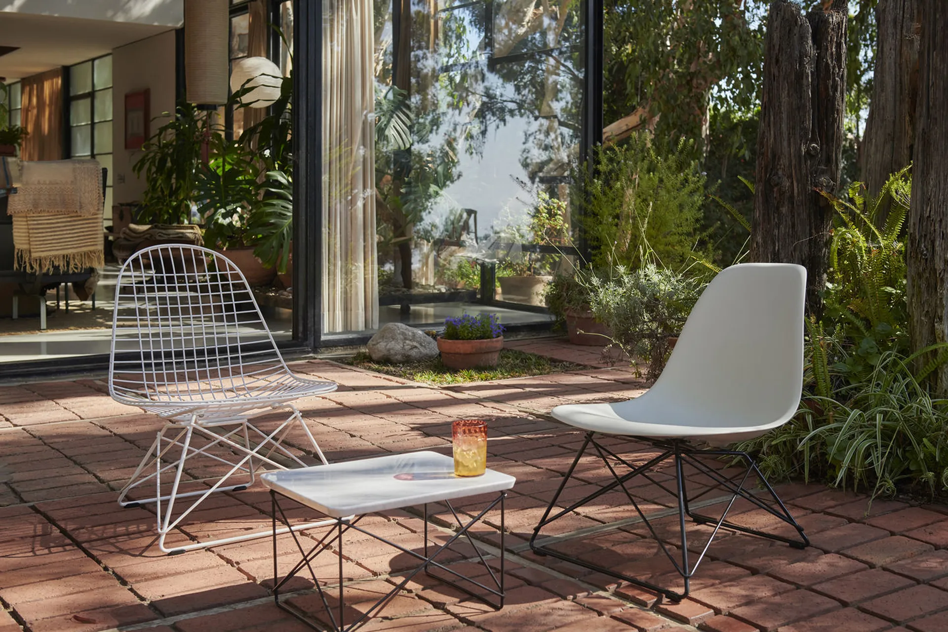Eames Plastic Side Chair LSR loungestol, Pebble-deep black Vitra