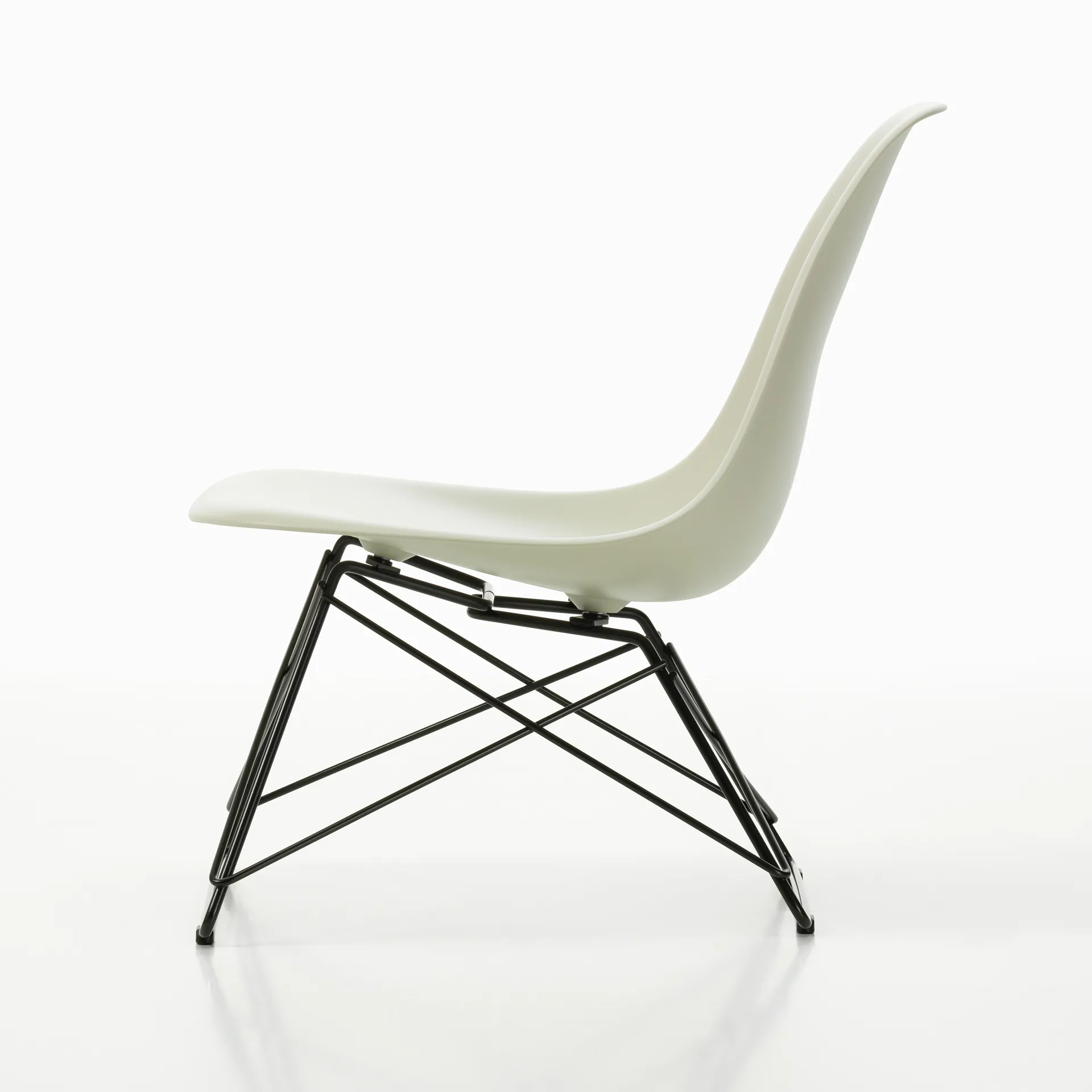 Eames Plastic Side Chair LSR loungestol, White-deep black Vitra