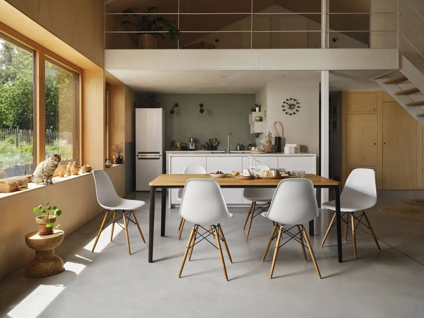 Eames Plastic Side Chair RE DSW stol, White-dark maple Vitra