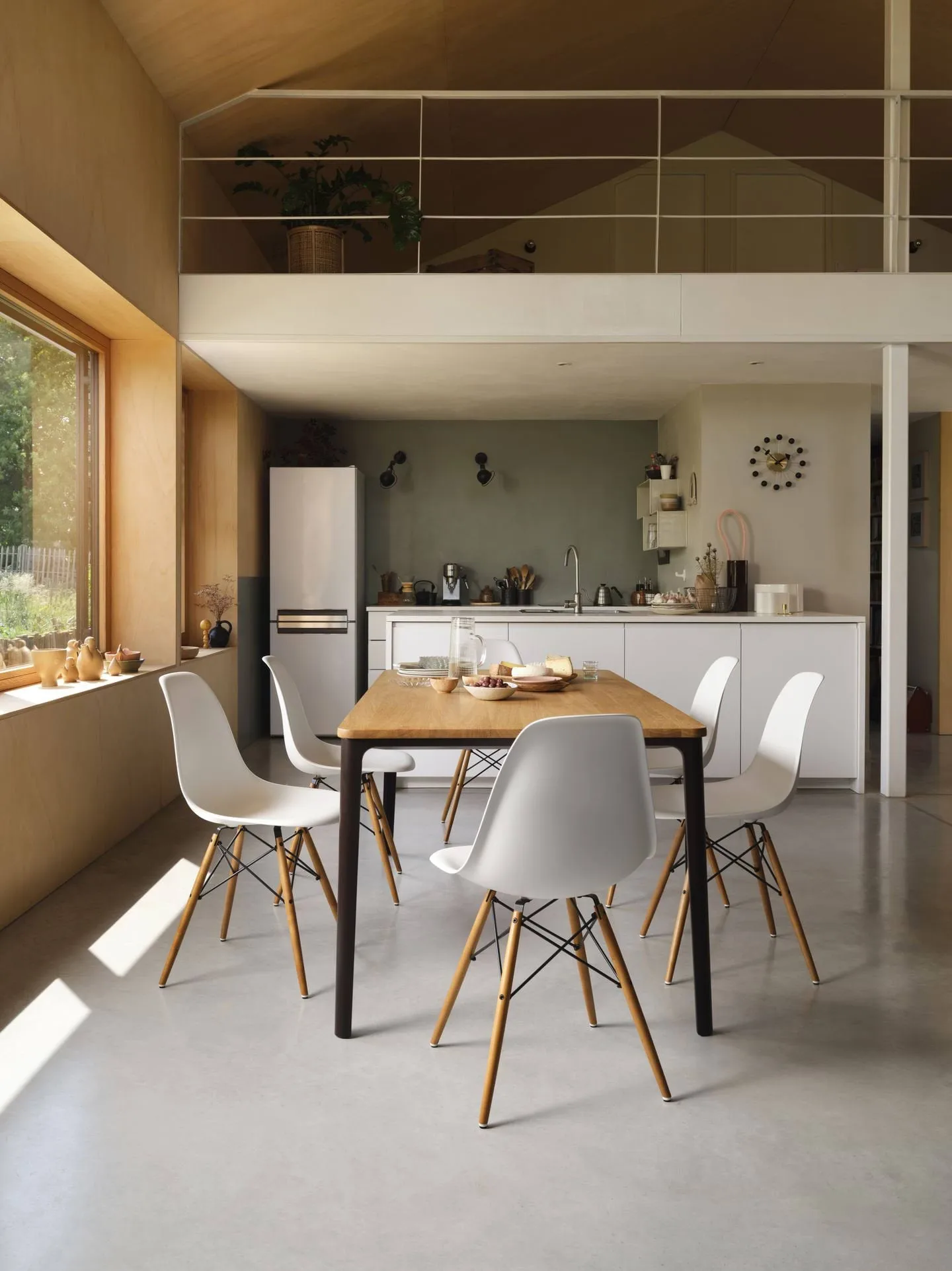 Eames Plastic Side Chair RE DSW stol, White-honey tone ash Vitra