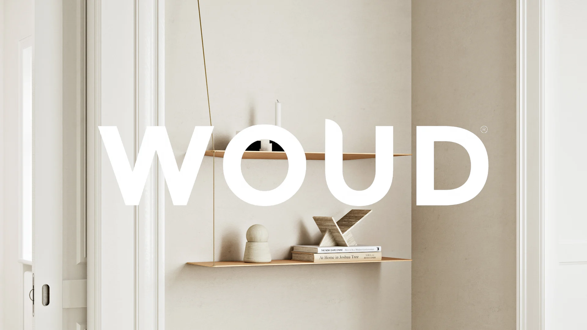 WOUD-logotyp ovanför två minimalistiska trähyllor med böcker och dekorationer mot en beige vägg.
