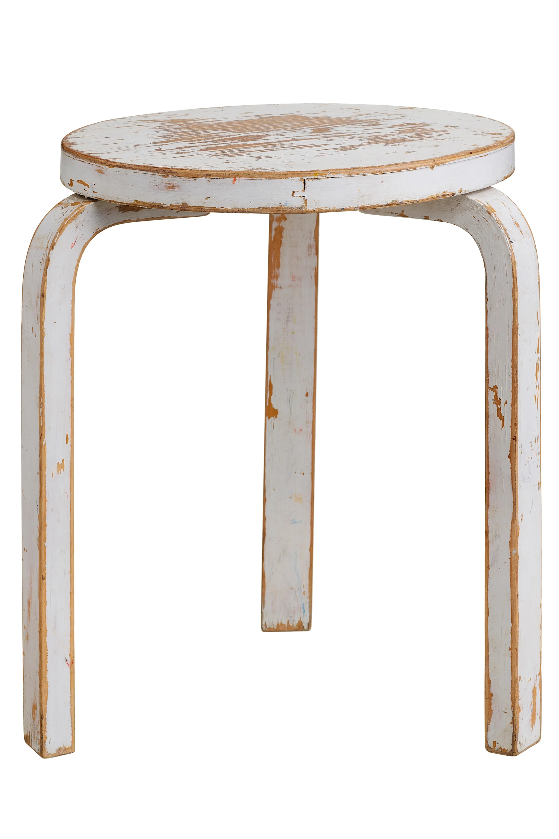 E60 pall från Artek, formgiven av Alvar Aalto. Här med naturligt slitage och vacker patina.