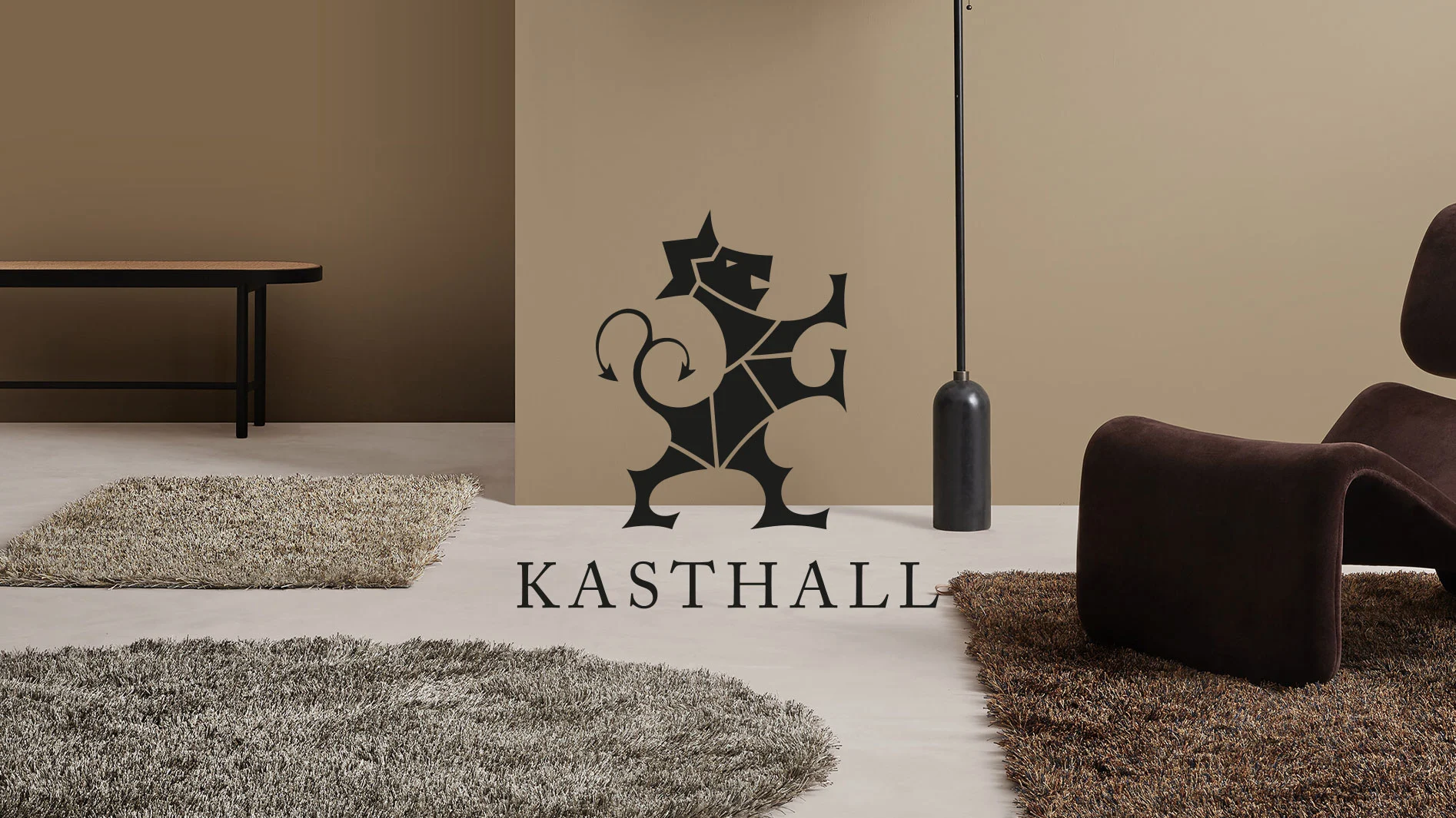 Tre lurviga mattor i beige, grått och brunt. En bänk, stol och lampa. Kasthall-logotyp.