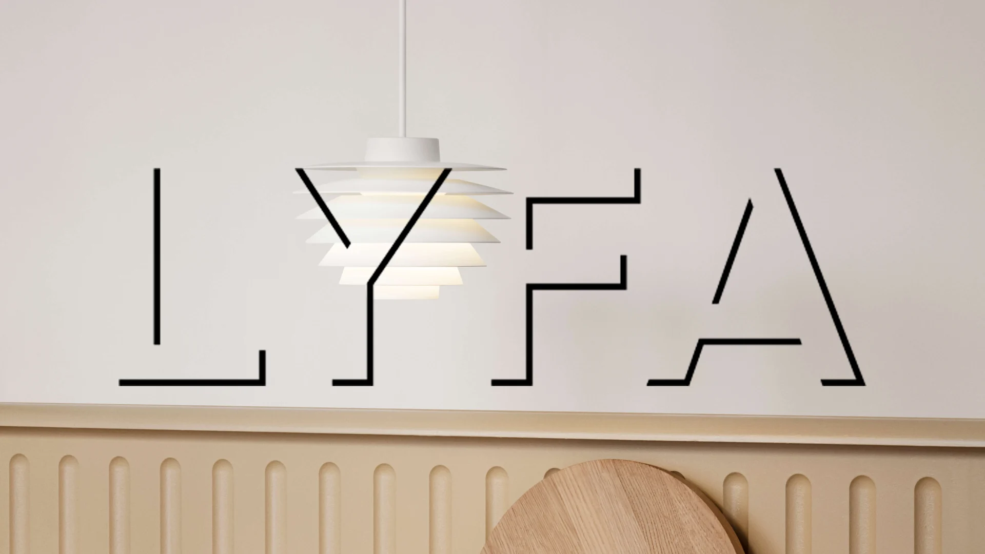 Vit flerskiktad pendellampa framför "LYFJA" i svarta linjer, över en beige räfflad panel och en träcirkel.