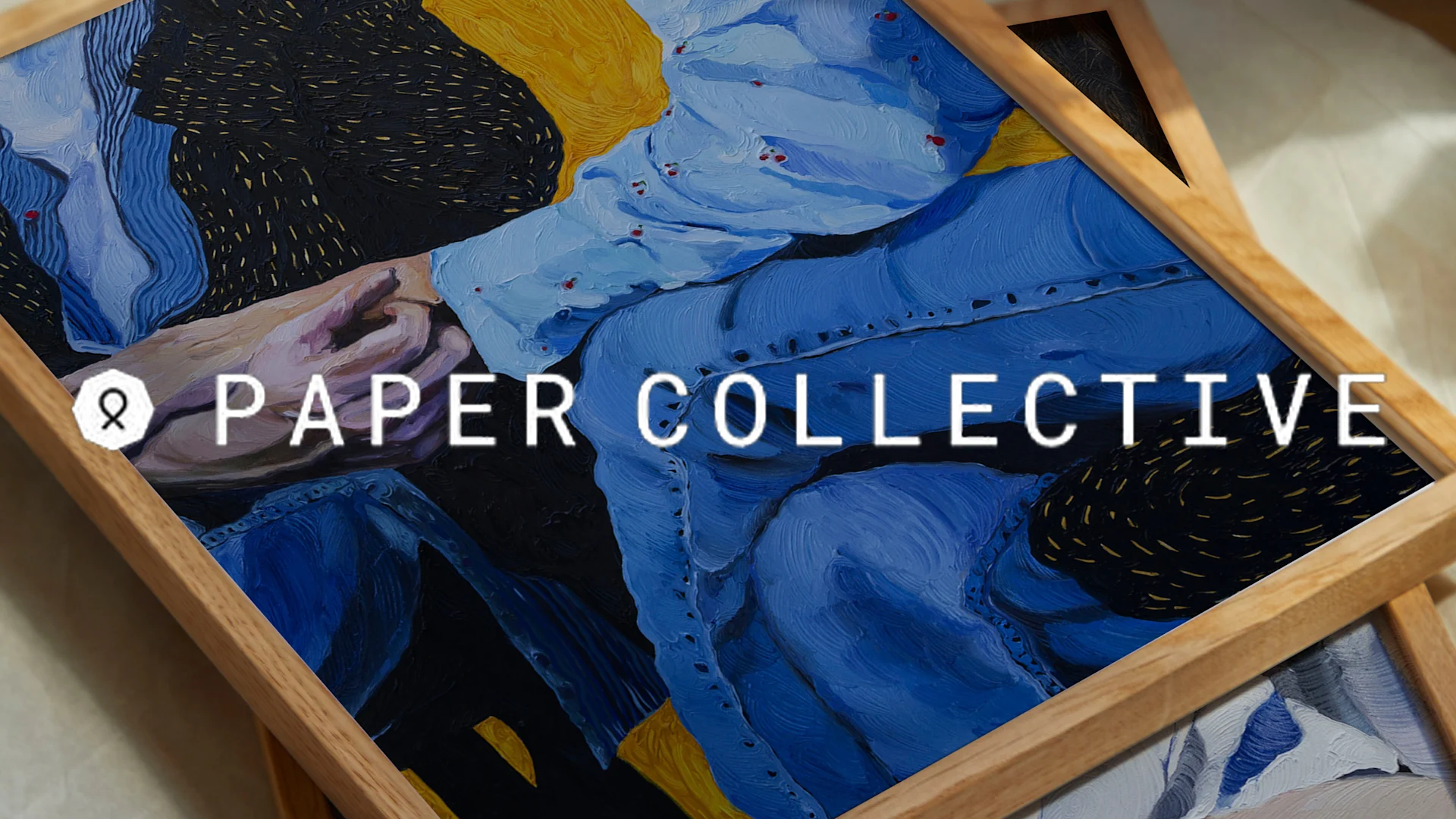 Målning med tydliga penseldrag av två händer som håller varandra, klädda i blått och svart, med texten 'PAPER COLLECTIVE'.